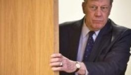 Drogdílerrel alkudozott, lemondott a holland igazságügyi miniszter