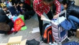 A szárazföldi Kínából érkezett bevásárló turistákat inzultálnak Hongkongban