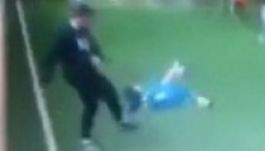 Sokkoló videó jelent meg a kisfiút felrúgó fociedzőről