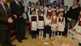 Gyermekeket ajándékozott meg Kelemen Hunor és Seszták Miklós