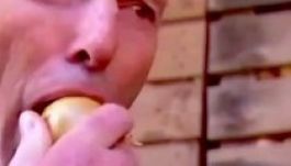 Héjastól falt fel egy fej nyers hagymát az ausztrál miniszterelnök (VIDEÓ)