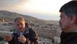 Jordániában ásó magyar régészeket látogatott meg Kövér László