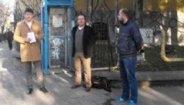 Megrongált telefonfülke, elhagyott újságosbódé a Bolyai-szobornál