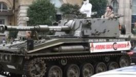 Tankkal vittek egy petíciót a BBC-hez