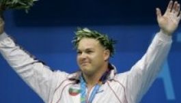 Holtan találták az olimpiai bajnok súlyemelőt