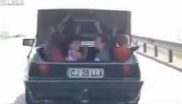 Csomagtartóban fuvarozta családját egy Kolozs megyei apuka (VIDEÓ)