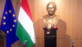 Felavatták Antall József mellszobrát az EP brüsszeli székházában