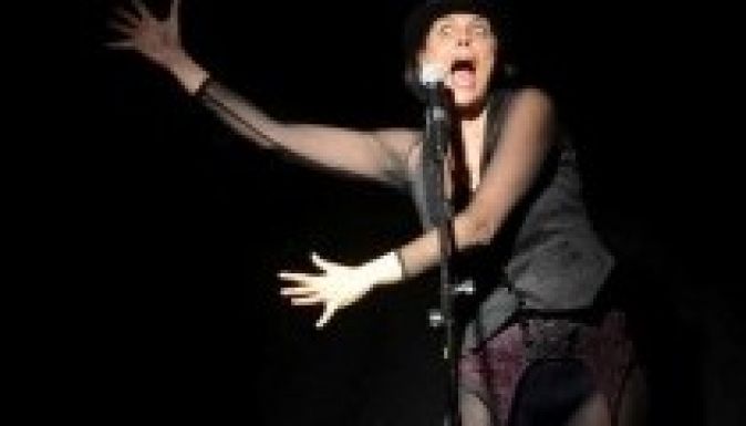 Bartha Boróka egyéni zenés előadása Kézdivásárhelyen