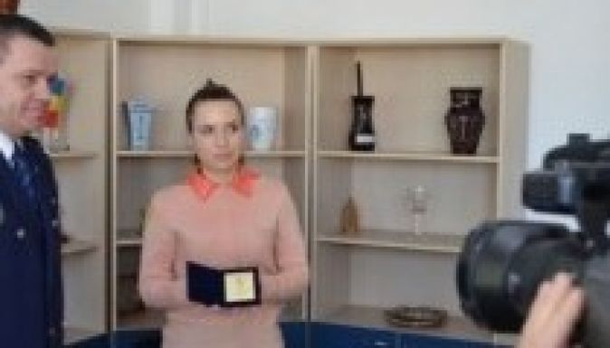 Kitüntette a brassói rendőrség a becsületes benzinkúti alkalmazottat