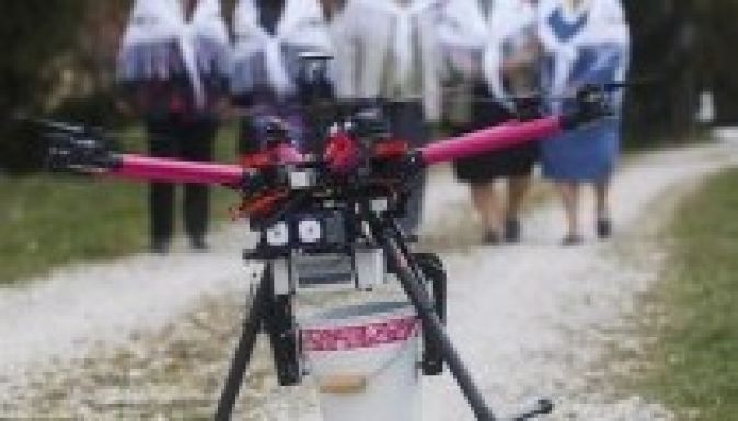 Zala megyében drón locsolta az asszonyokat