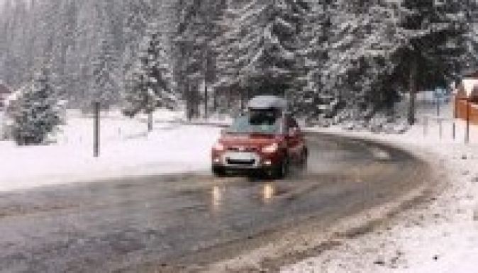 Továbbra is akadozik a közlekedés Székelyföldön a hó miatt