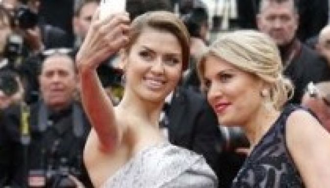 Nem szelfizhetnek a sztárok a vörös szőnyegen