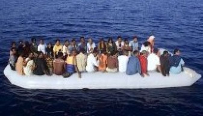 Rengeteg menekült érkezik tengeren Görögországba