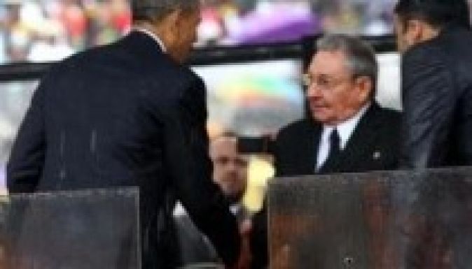 Történelmi pillanat: kezet fogott Obama és Castro (VIDEÓ)