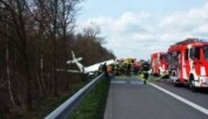 Autópályára zuhant egy repülő Németországban