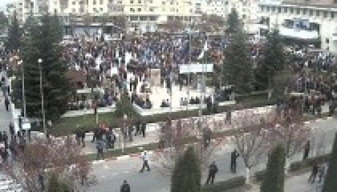 Több ezer ember tüntetett a Déli-Kárpátokat átszelő autópályáért