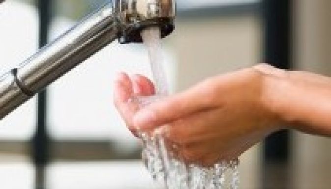 Csökkentenék a csapvízre kiszabott áfát