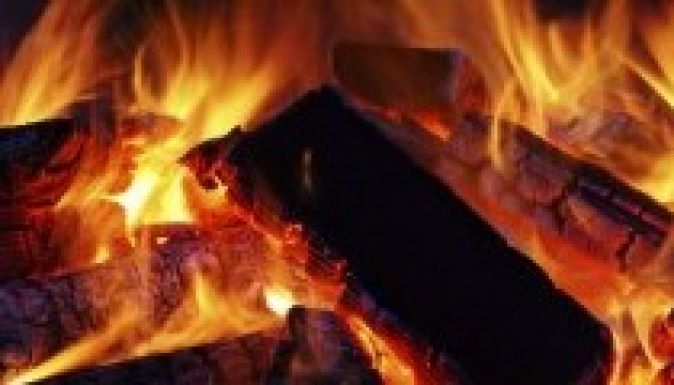 Csempekályhába dobta csecsemőjét egy 19 éves baróti lány