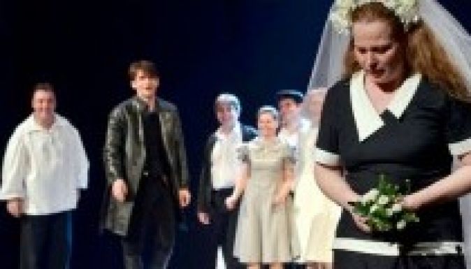 A mi osztályunk: színházi előadás tíz osztálytársól és a XX. századról