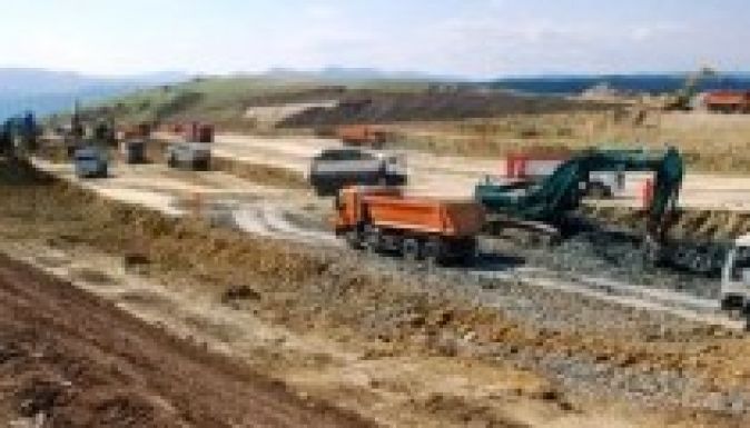 Lopott erőgépekkel dolgoznak a Gyalu–Magyarnádas sztrádaszakaszon