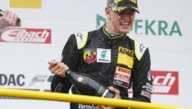 Mick Schumacher már az első versenyén futamot nyert