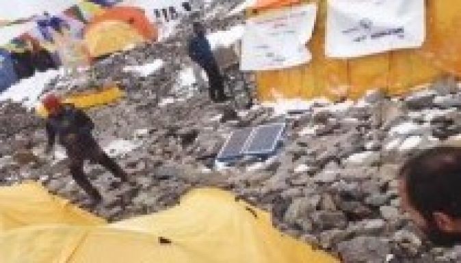 Így zúdult a lavina az Everest-alaptáborra (VIDEÓ)