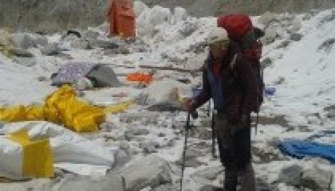 Már csak Török és egy pár serpa maradt az Everest-alaptáborban