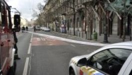 A viharos erejű szél ledöntött egy tűzfalat a Bajcsy-Zsilinszky úton