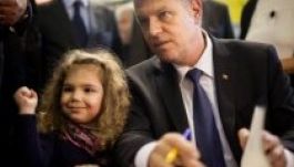 Klaus Johannis nem áll le a könyvírással