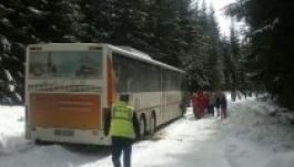 Gyerekeket szállító busz akadt el a hóban Kolozs megyében