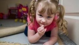 Szőnyeget és hintalovat is eszik egy kislány