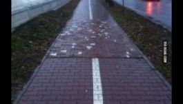 Egy moldovai kerékpárúton szórakozik az internet népe (FOTÓ)