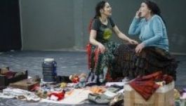 Szálkák: színházi előadás a cigányokról Marosvásárhelyen