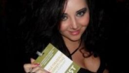 Autóbalesetben meghalt egy 23 éves szatmári énekesnő