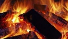 Csempekályhába dobta csecsemőjét egy 19 éves baróti lány