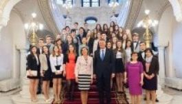 Elvitte diákjait a férje munkahelyére Carmen Johannis