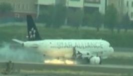 Égő motorral szállt le egy repülő Isztambulban (VIDEÓ)