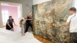 Daruval kellett beemelni egy képet a győri Esterházy-palotába