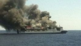 Még mindig ég az utasszállító komp Mallorcánál