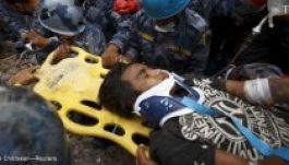 Öt nap után élve húztak ki a romok alól egy kamaszt Katmanduban