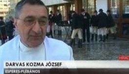 Tüntetne a csíkszeredai esperes Ráduly Róbert mellett