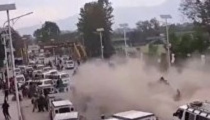 Rémisztő jeleneteket rögzített egy nepáli köztéri kamera (VIDEÓ)