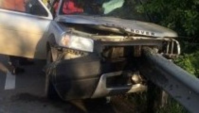 Durva baleset: átdöfte a védőkorlát a terepjárót