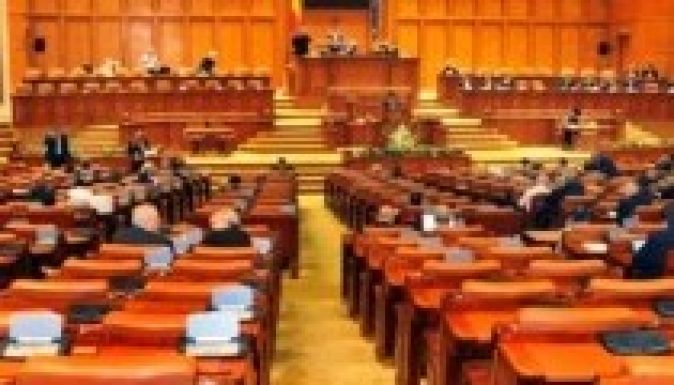 Hiányzások miatt levonják négy képviselő fizetését