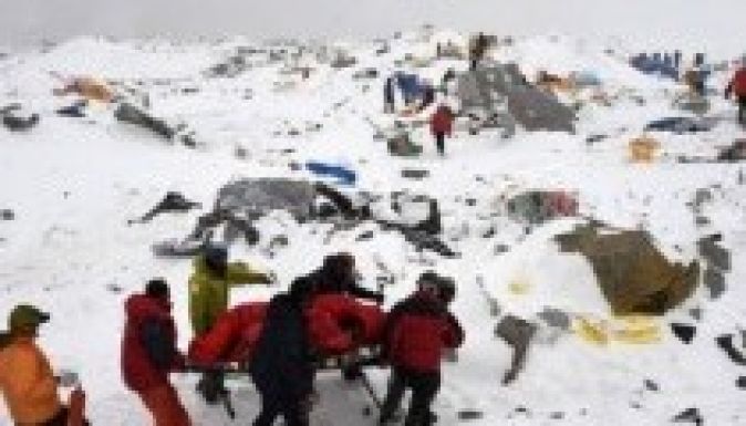 Csomagolnak a hegymászók, vége a tavaszi szezonnak a Mount Everesten