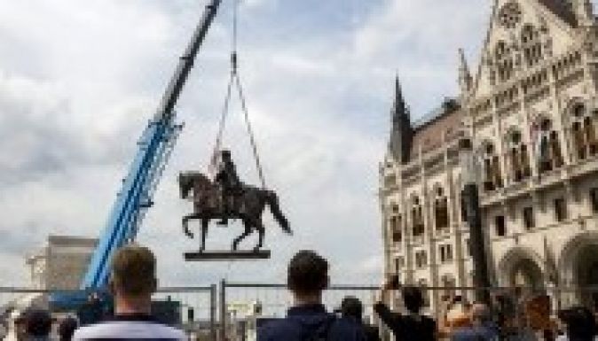Helyére került az Andrássy-szobor a budapesti Kossuth téren (FOTÓK)