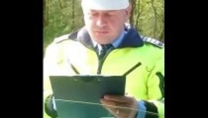 Egy közlekedési rendőrön röhög az internet (VIDEÓ)