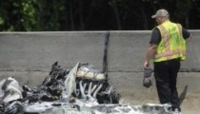 Autópályára zuhant, majd kigyulladt egy kisrepülőgép (VIDEÓ)