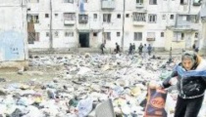 Keményen bírságolnák a tömbházablakból történő szemetelést