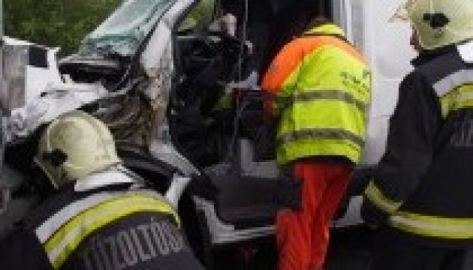 Román kisteherautó csapódott román kamionba az M5-ösön